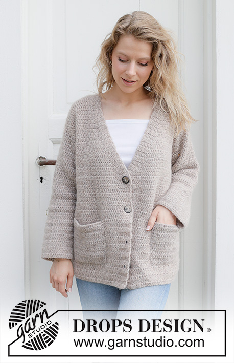 Silver Moon Cardigan / DROPS 252-19 - Hæklet oversize cardigan i DROPS Air. Arbejdet hækles oppefra og ned med stangmasker, v-hals og lommer. Størrelse XS - XXL.