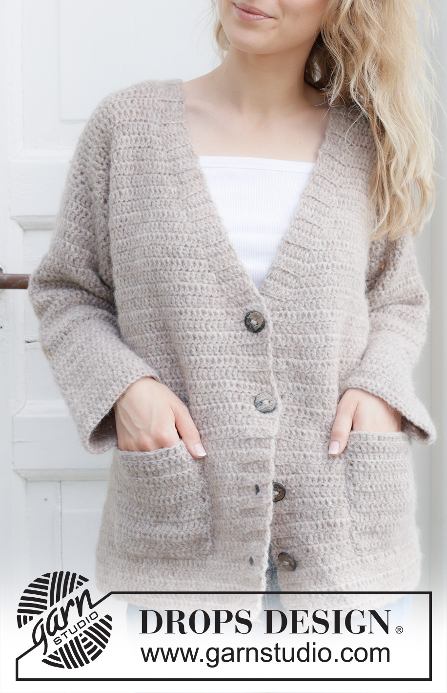 Silver Moon Cardigan / DROPS 252-19 - Hæklet oversize cardigan i DROPS Air. Arbejdet hækles oppefra og ned med stangmasker, v-hals og lommer. Størrelse XS - XXL.