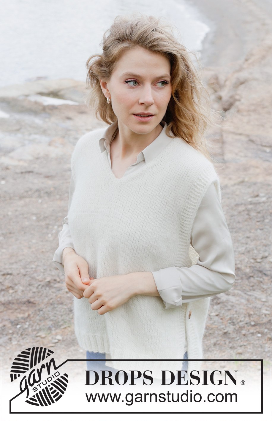 November Novelty Vest / DROPS 252-28 - Knitted vest in DROPS Air. The piece is worked bottom up, with V-neck, diagonal shoulders and split in sides. Sizes XS - XXL.