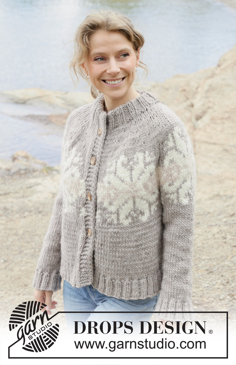 Spirit of Winter Cardigan / DROPS 252-30 - Knitted jacket in DROPS Snow. The piece is worked top down with round yoke, double neck, I-cord and Nordic pattern with large stars. Sizes S - XXXL.