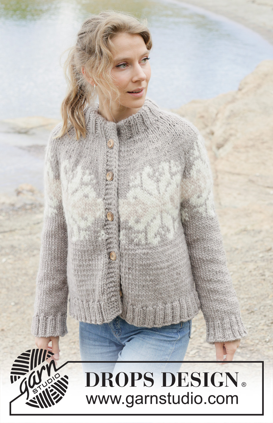 Spirit of Winter Cardigan / DROPS 252-30 - Knitted jacket in DROPS Snow. The piece is worked top down with round yoke, double neck, I-cord and Nordic pattern with large stars. Sizes S - XXXL.
