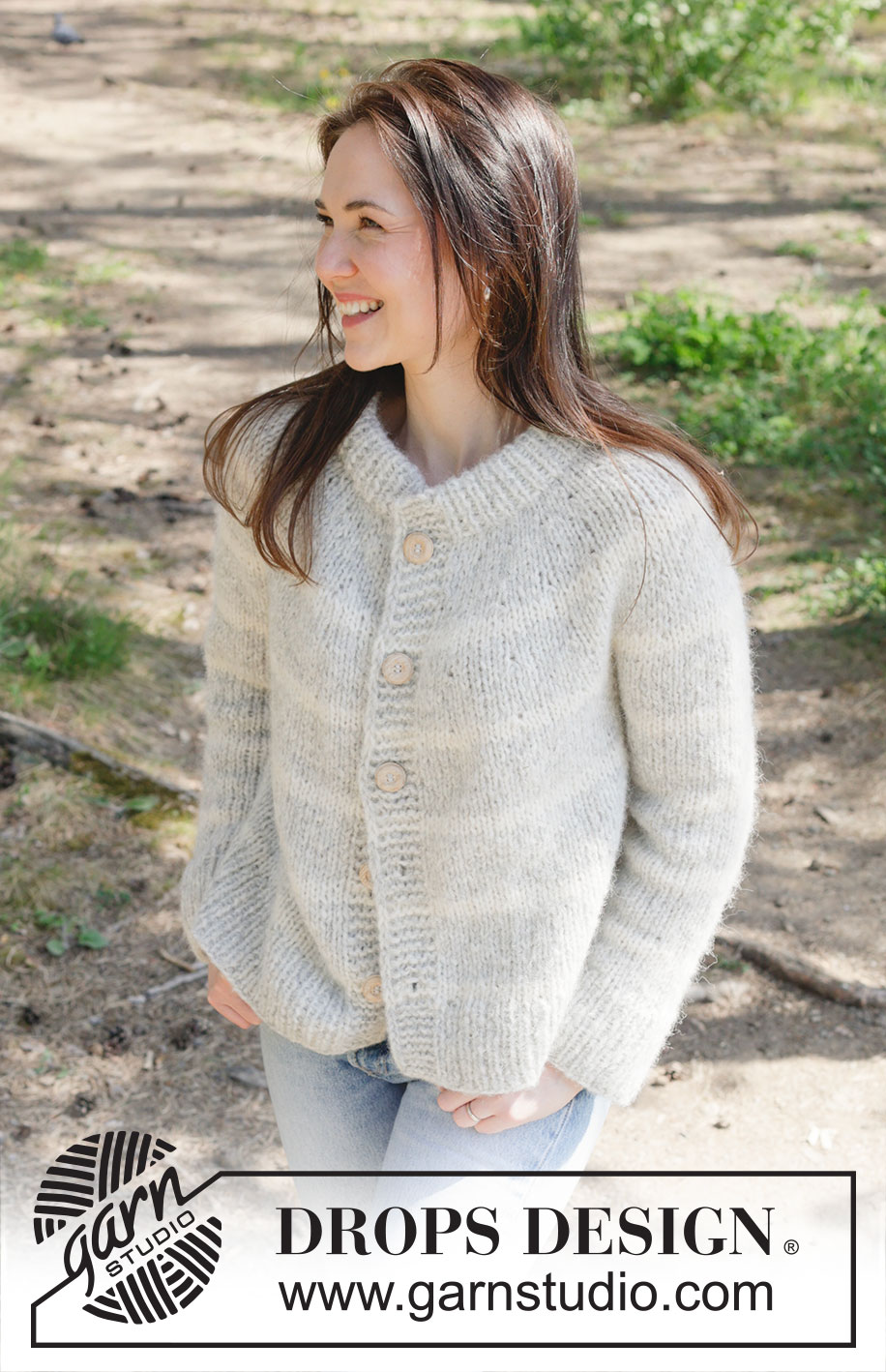 Snow Ring Cardigan / DROPS 252-35 - Strikket jakke i DROPS Air og DROPS Brushed Alpaca Silk. Arbeidet strikkes ovenfra og ned med dobbel halskant, rundfelling, striper og splitt i sidene. Størrelse S - XXXL.