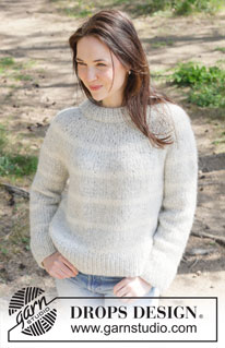 Snow Ring / DROPS 252-36 - Sweter na drutach od góry do dołu z włóczek DROPS Air i DROPS Brushed Alpaca Silk. Z podwójnym wykończeniem dekoltu, zaokrąglonym karczkiem, w paski i z pęknięciami na bokach. Od S do XXXL.