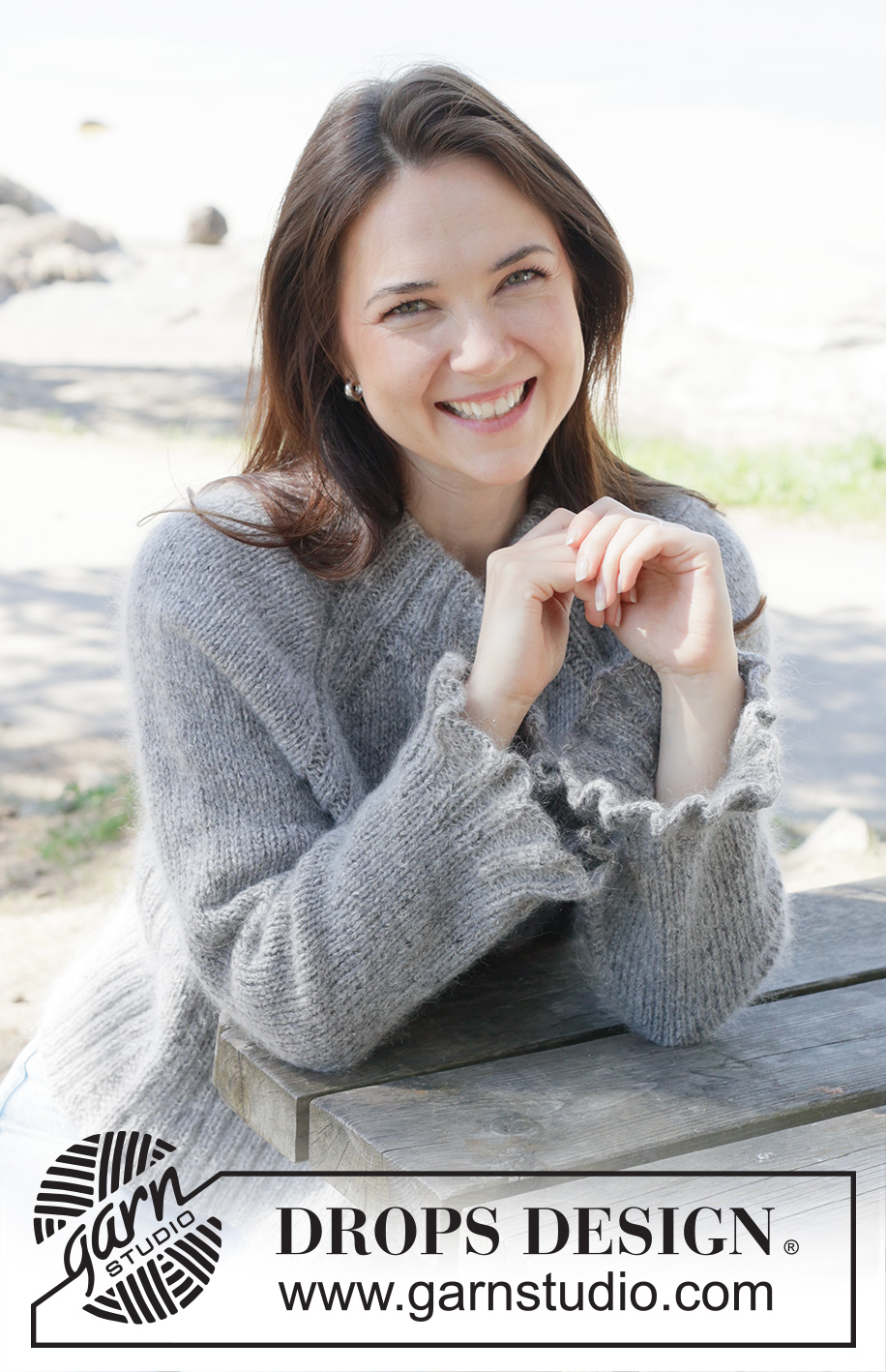 Silver Petunia Cardigan / DROPS 252-39 - Gebreid vest in DROPS Soft Tweed en DROPS Kid-Silk. Het werk wordt van boven naar beneden gebreid met raglan, dubbele halsrand, PUNNIKRAND en ruches. Maten S - XXXL.