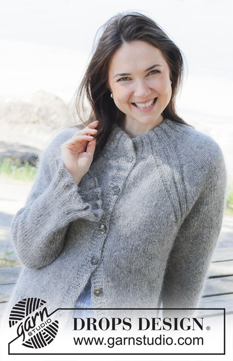 Silver Petunia Cardigan / DROPS 252-39 - Gebreid vest in DROPS Soft Tweed en DROPS Kid-Silk. Het werk wordt van boven naar beneden gebreid met raglan, dubbele halsrand, PUNNIKRAND en ruches. Maten S - XXXL.