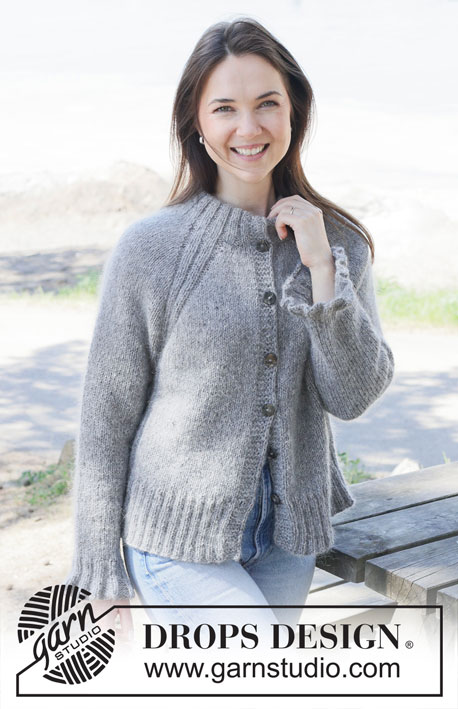 Silver Petunia Cardigan / DROPS 252-39 - Gebreid vest in DROPS Soft Tweed en DROPS Kid-Silk. Het werk wordt van boven naar beneden gebreid met raglan, dubbele halsrand, PUNNIKRAND en ruches. Maten S - XXXL.