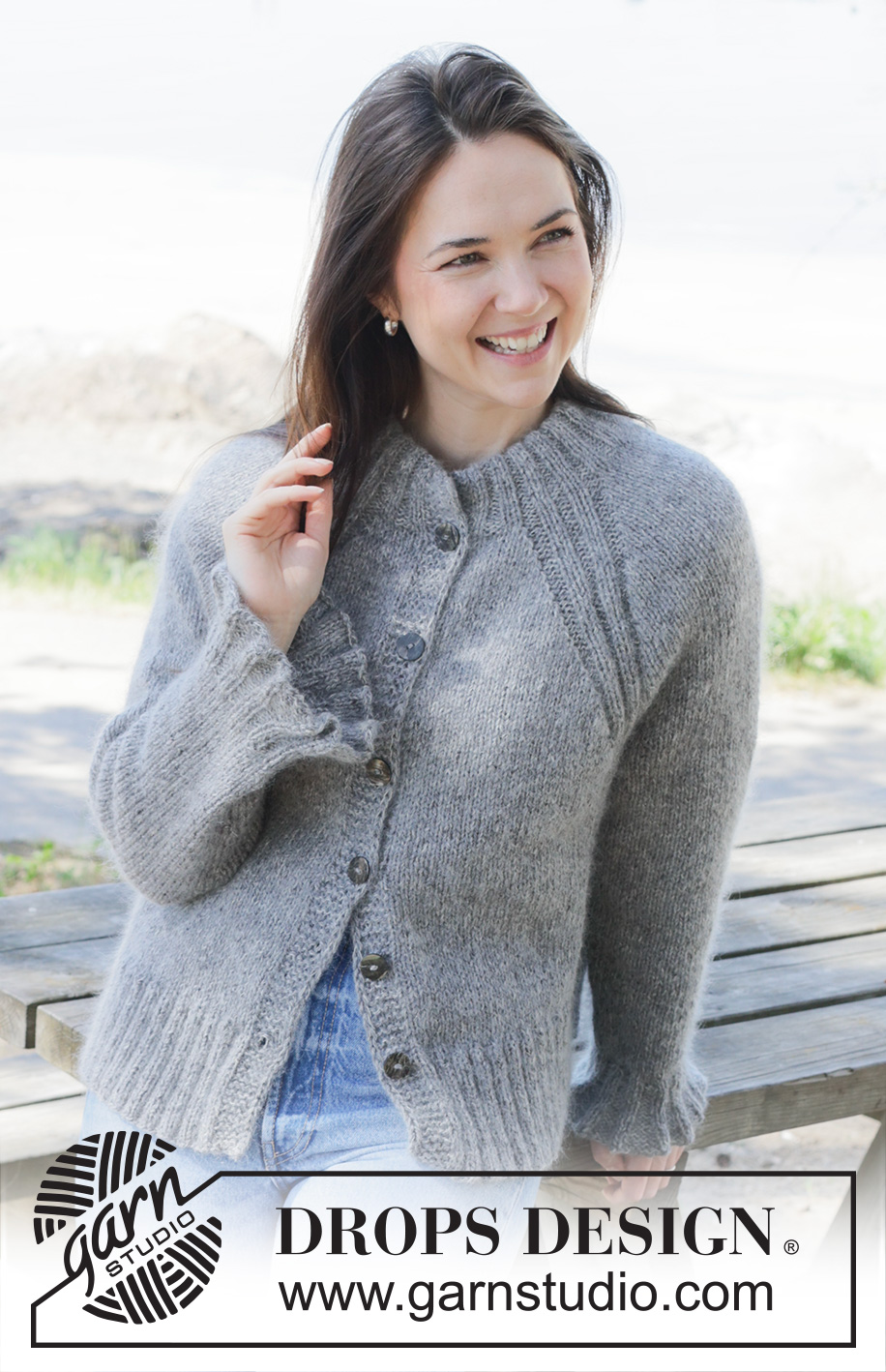 Silver Petunia Cardigan / DROPS 252-39 - Gebreid vest in DROPS Soft Tweed en DROPS Kid-Silk. Het werk wordt van boven naar beneden gebreid met raglan, dubbele halsrand, PUNNIKRAND en ruches. Maten S - XXXL.