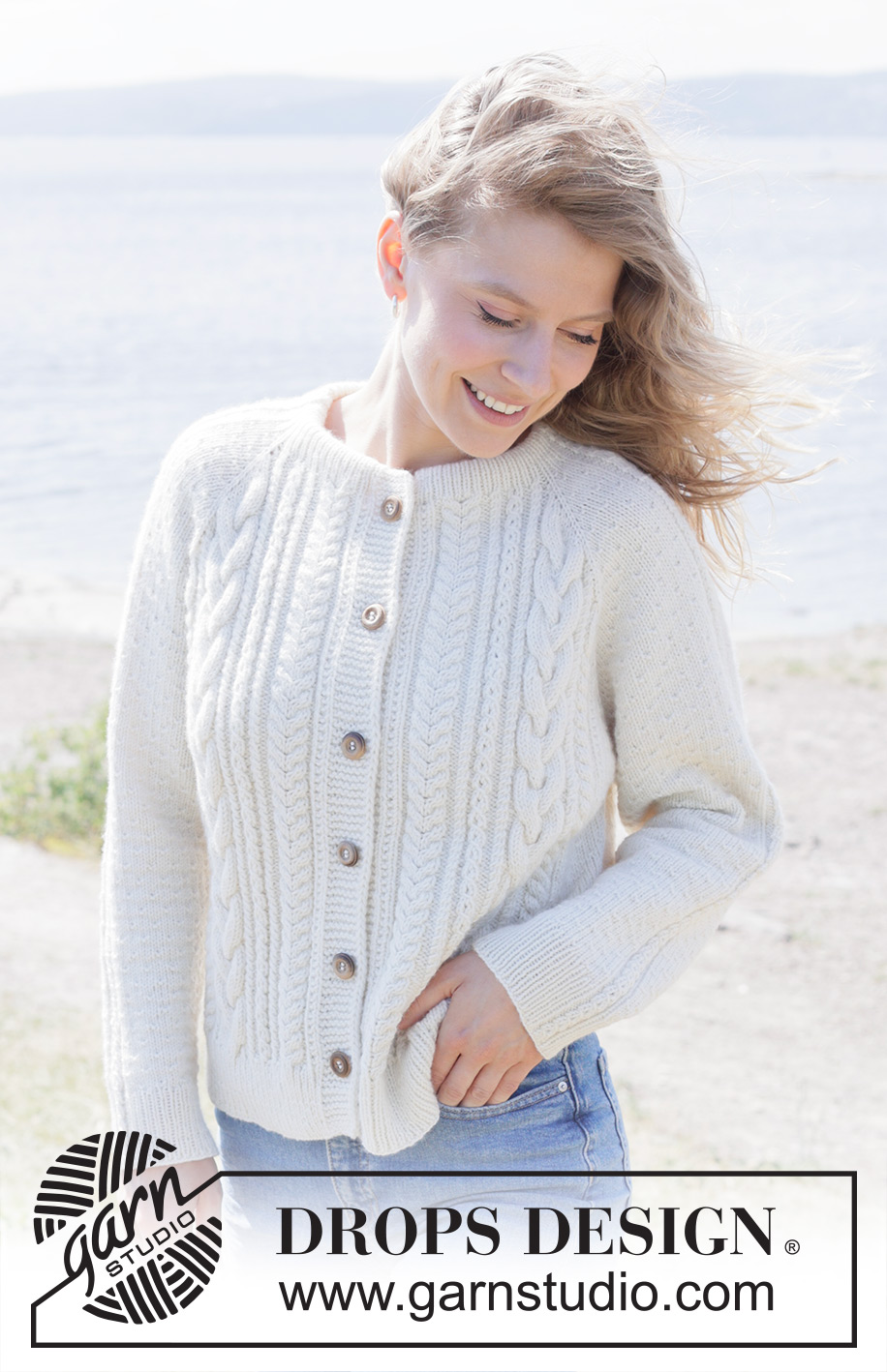 Winter Rain Cardigan / DROPS 252-4 - Ylhäältä alas neulottu jakku DROPS Daisy- tai DROPS Karisma-langasta. Työssä on raglanlinjat, palmikoita, kohoneuletta ja kaksinkertainen pääntien reunus. Koot S-XXXL.