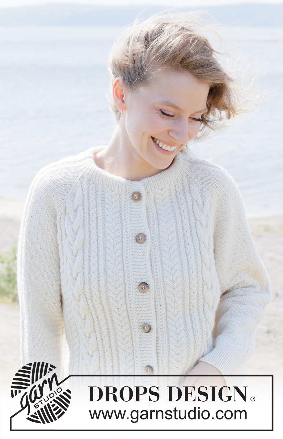 Winter Rain Cardigan / DROPS 252-4 - Ylhäältä alas neulottu jakku DROPS Daisy- tai DROPS Karisma-langasta. Työssä on raglanlinjat, palmikoita, kohoneuletta ja kaksinkertainen pääntien reunus. Koot S-XXXL.