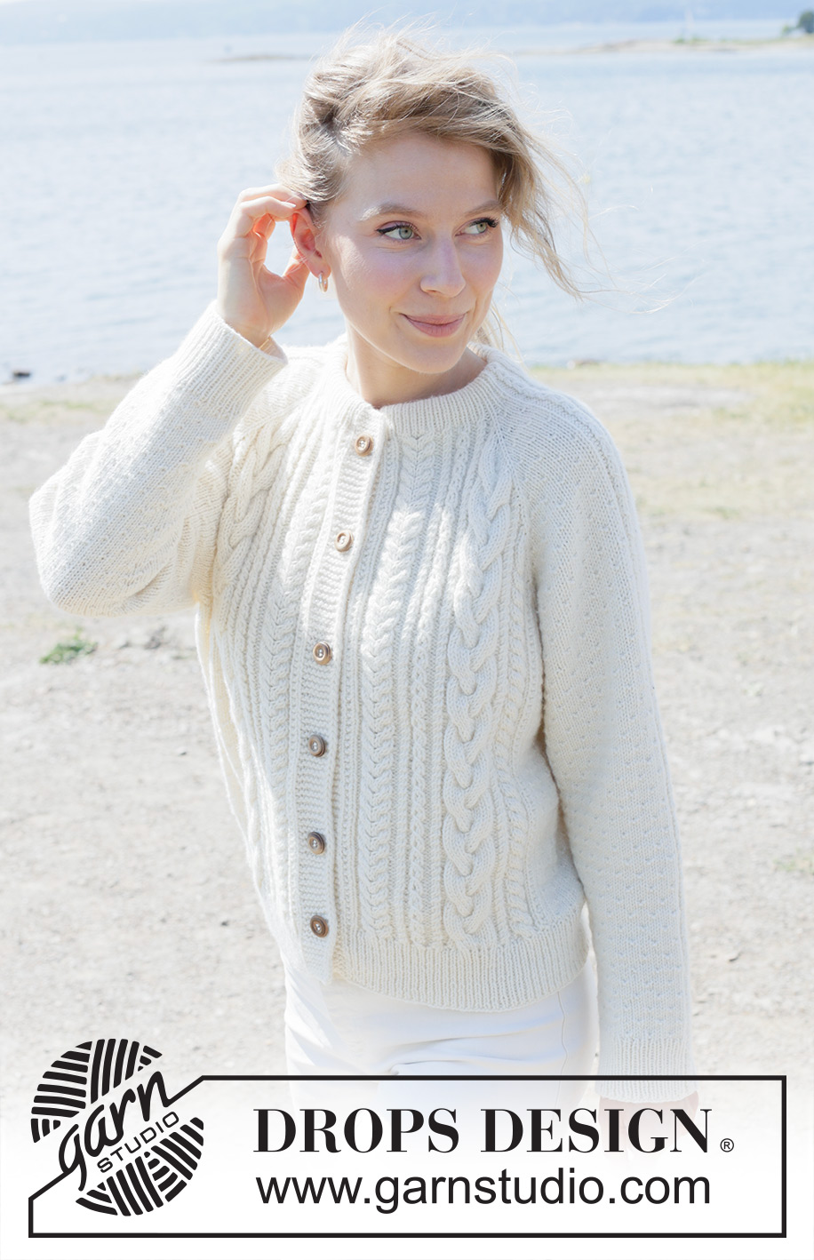 Winter Rain Cardigan / DROPS 252-4 - Ylhäältä alas neulottu jakku DROPS Daisy- tai DROPS Karisma-langasta. Työssä on raglanlinjat, palmikoita, kohoneuletta ja kaksinkertainen pääntien reunus. Koot S-XXXL.