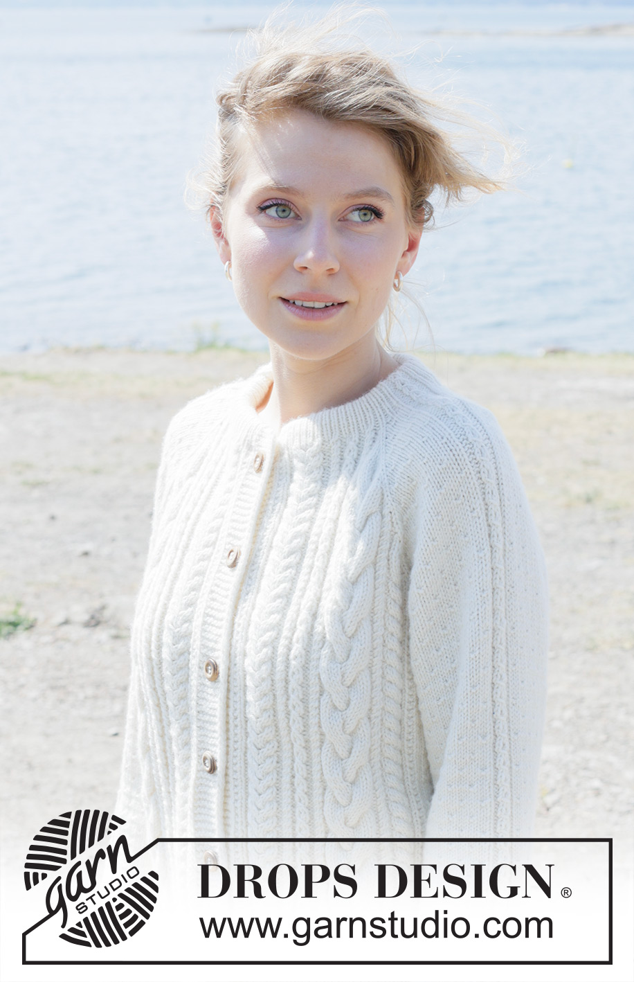 Winter Rain Cardigan / DROPS 252-4 - Ylhäältä alas neulottu jakku DROPS Daisy- tai DROPS Karisma-langasta. Työssä on raglanlinjat, palmikoita, kohoneuletta ja kaksinkertainen pääntien reunus. Koot S-XXXL.