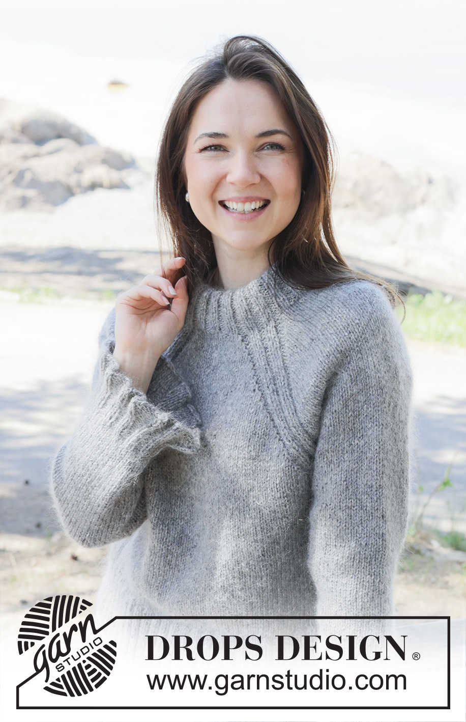 Silver Petunia / DROPS 252-40 - Gebreide trui in DROPS Soft Tweed en DROPS Kid-Silk. Het werk wordt van boven naar beneden gebreid met raglan, dubbele halsrand en ruches. Maten S - XXXL.