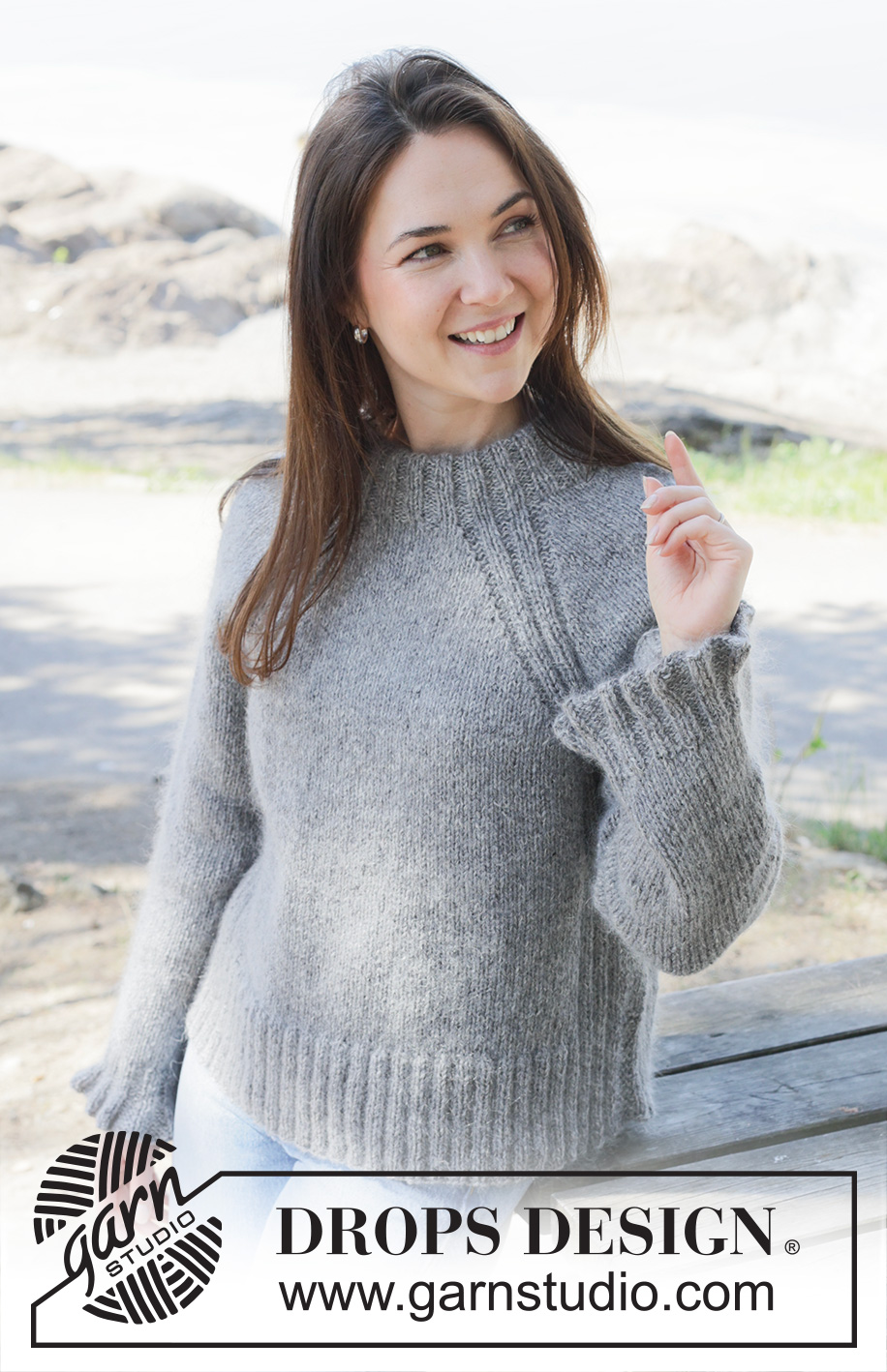 Silver Petunia / DROPS 252-40 - Gebreide trui in DROPS Soft Tweed en DROPS Kid-Silk. Het werk wordt van boven naar beneden gebreid met raglan, dubbele halsrand en ruches. Maten S - XXXL.