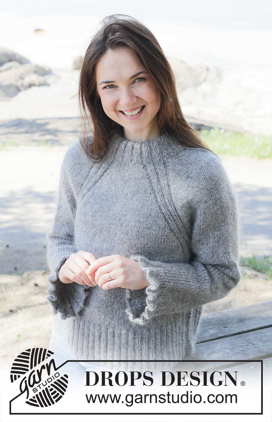 Silver Petunia / DROPS 252-40 - Gebreide trui in DROPS Soft Tweed en DROPS Kid-Silk. Het werk wordt van boven naar beneden gebreid met raglan, dubbele halsrand en ruches. Maten S - XXXL.