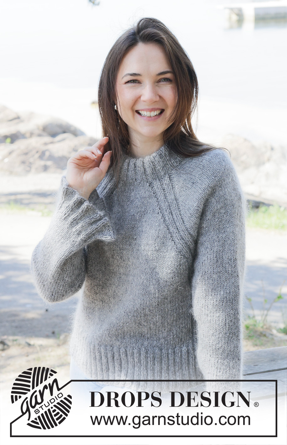Silver Petunia / DROPS 252-40 - Gebreide trui in DROPS Soft Tweed en DROPS Kid-Silk. Het werk wordt van boven naar beneden gebreid met raglan, dubbele halsrand en ruches. Maten S - XXXL.