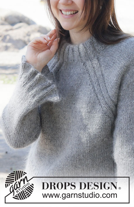 Silver Petunia / DROPS 252-40 - Gebreide trui in DROPS Soft Tweed en DROPS Kid-Silk. Het werk wordt van boven naar beneden gebreid met raglan, dubbele halsrand en ruches. Maten S - XXXL.