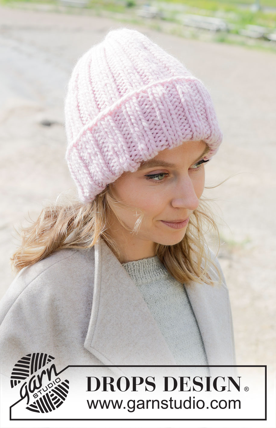 Rosy Twilight Hat / DROPS 253-10 - Gorro hipster / gorro tricotado em DROPS Snow. Tricota-se de baixo para cima em canelado.