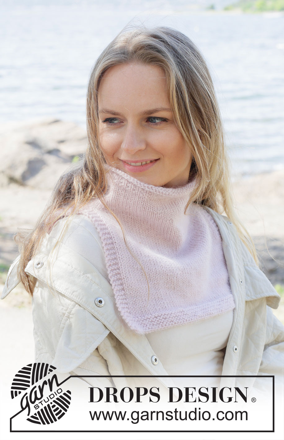 Petal Kiss Neck Warmer / DROPS 253-12 - Prjónað hálsskjól úr DROPS Daisy og DROPS Kid-Silk eða DROPS Karisma og DROPS Kid-Silk. Stykkið er prjónað ofan frá og niður með rúllukanti og sléttprjóni.