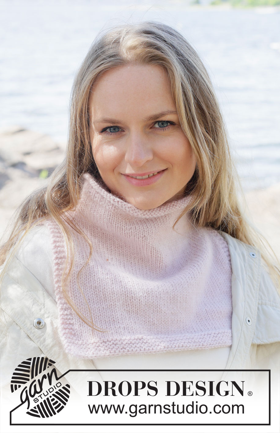 Petal Kiss Neck Warmer / DROPS 253-12 - Prjónað hálsskjól úr DROPS Daisy og DROPS Kid-Silk eða DROPS Karisma og DROPS Kid-Silk. Stykkið er prjónað ofan frá og niður með rúllukanti og sléttprjóni.