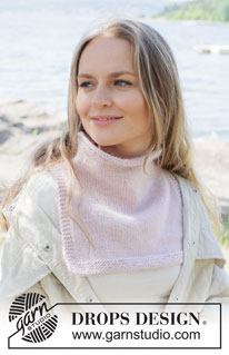 Petal Kiss Neck Warmer / DROPS 253-12 - Prjónað hálsskjól úr DROPS Daisy og DROPS Kid-Silk eða DROPS Karisma og DROPS Kid-Silk. Stykkið er prjónað ofan frá og niður með rúllukanti og sléttprjóni.