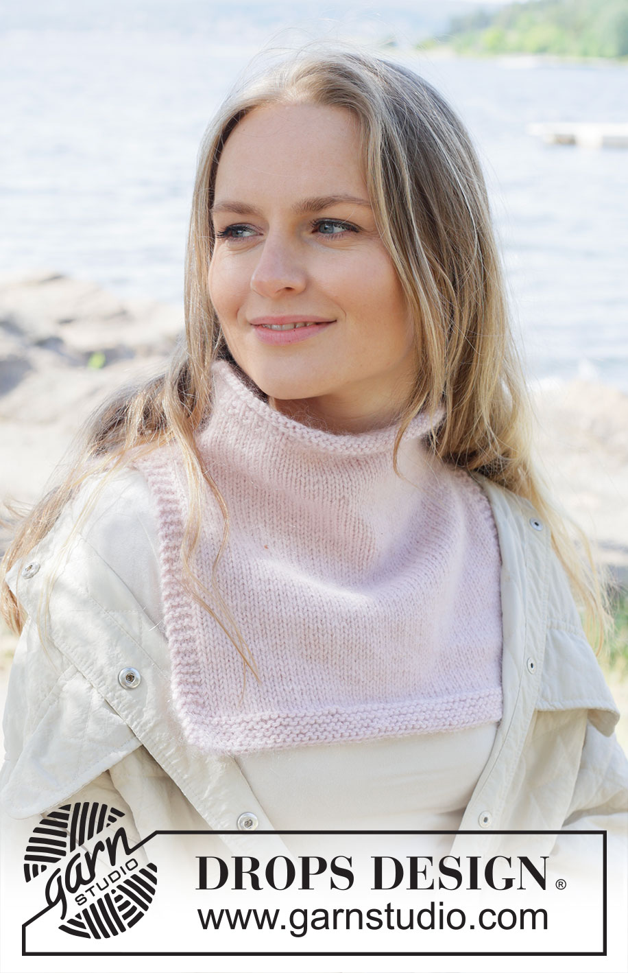 Petal Kiss Neck Warmer / DROPS 253-12 - Prjónað hálsskjól úr DROPS Daisy og DROPS Kid-Silk eða DROPS Karisma og DROPS Kid-Silk. Stykkið er prjónað ofan frá og niður með rúllukanti og sléttprjóni.