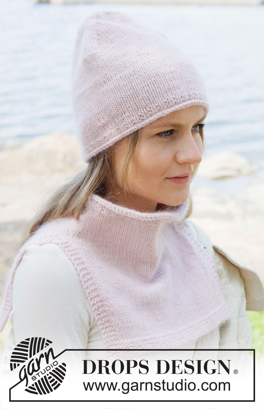 Petal Kiss Neck Warmer / DROPS 253-12 - Prjónað hálsskjól úr DROPS Daisy og DROPS Kid-Silk eða DROPS Karisma og DROPS Kid-Silk. Stykkið er prjónað ofan frá og niður með rúllukanti og sléttprjóni.