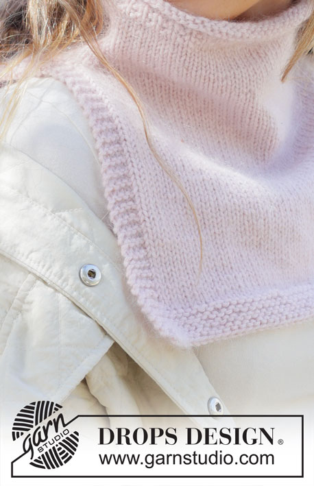 Petal Kiss Neck Warmer / DROPS 253-12 - Prjónað hálsskjól úr DROPS Daisy og DROPS Kid-Silk eða DROPS Karisma og DROPS Kid-Silk. Stykkið er prjónað ofan frá og niður með rúllukanti og sléttprjóni.