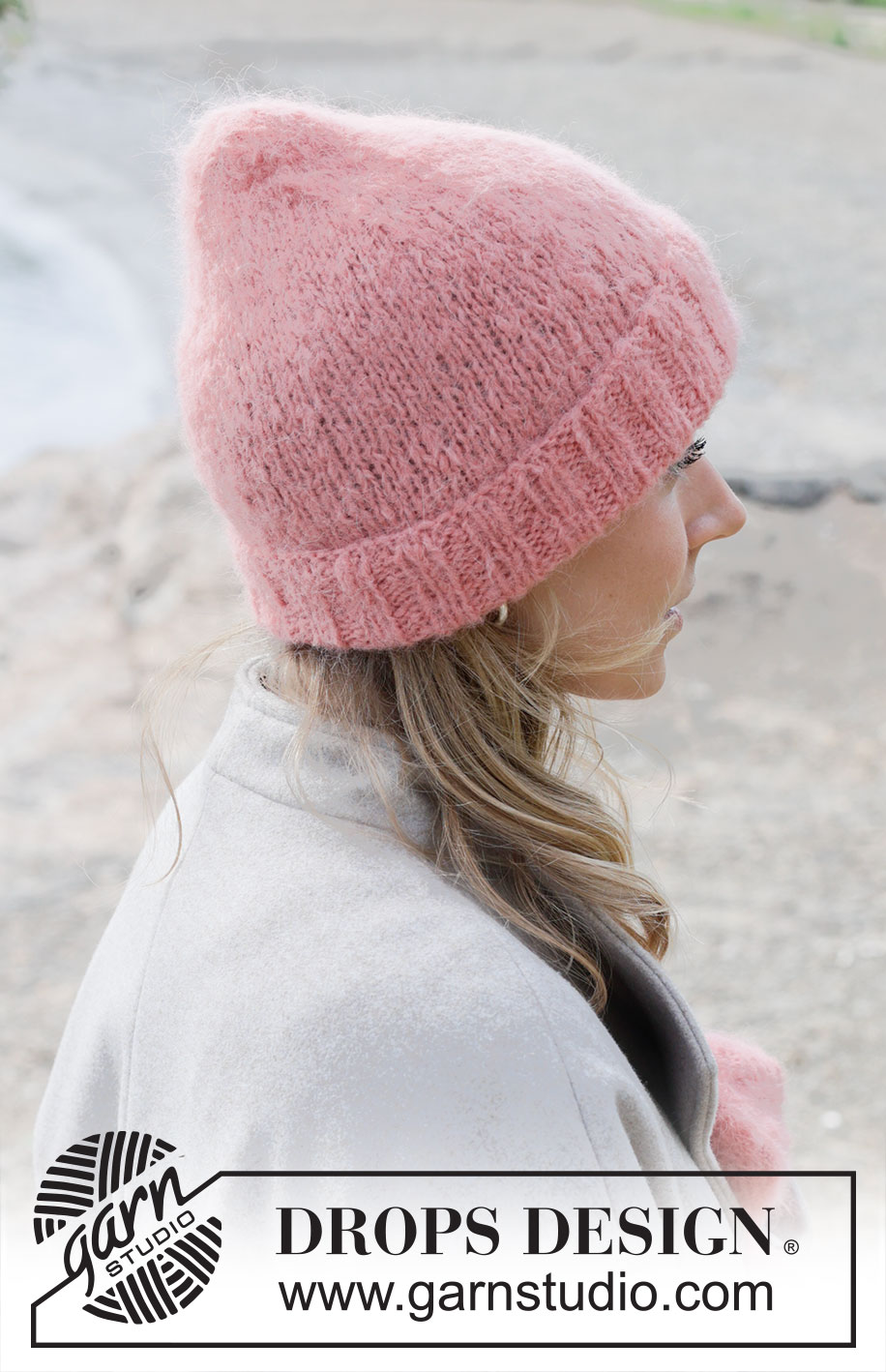 Coral Whisper Hat / DROPS 253-13 - Bonnet tricoté en DROPS Melody. Se tricote de bas en haut.