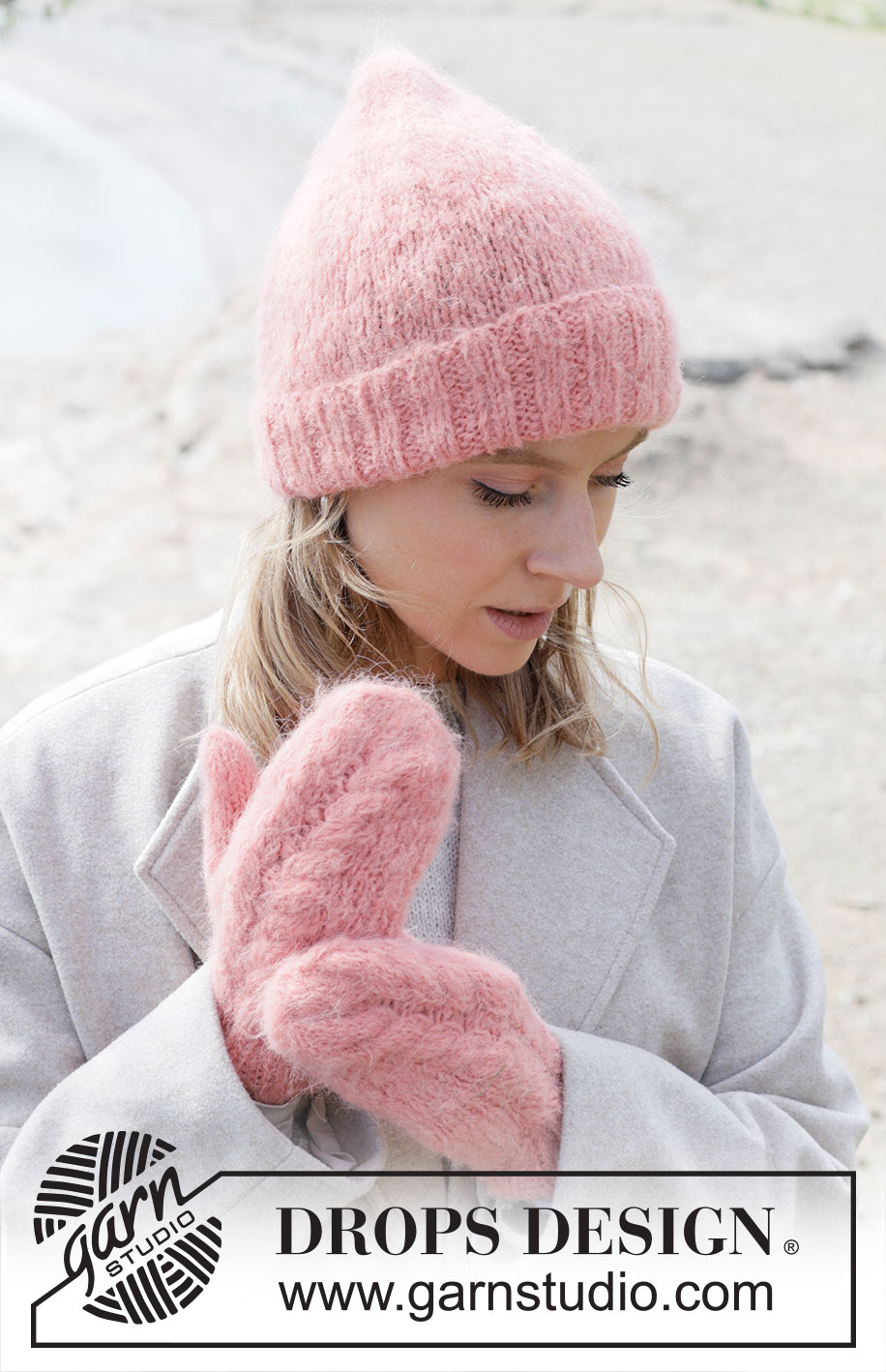 Coral Whisper Mittens / DROPS 253-14 - Gebreide wanten met kabels in DROPS Melody.