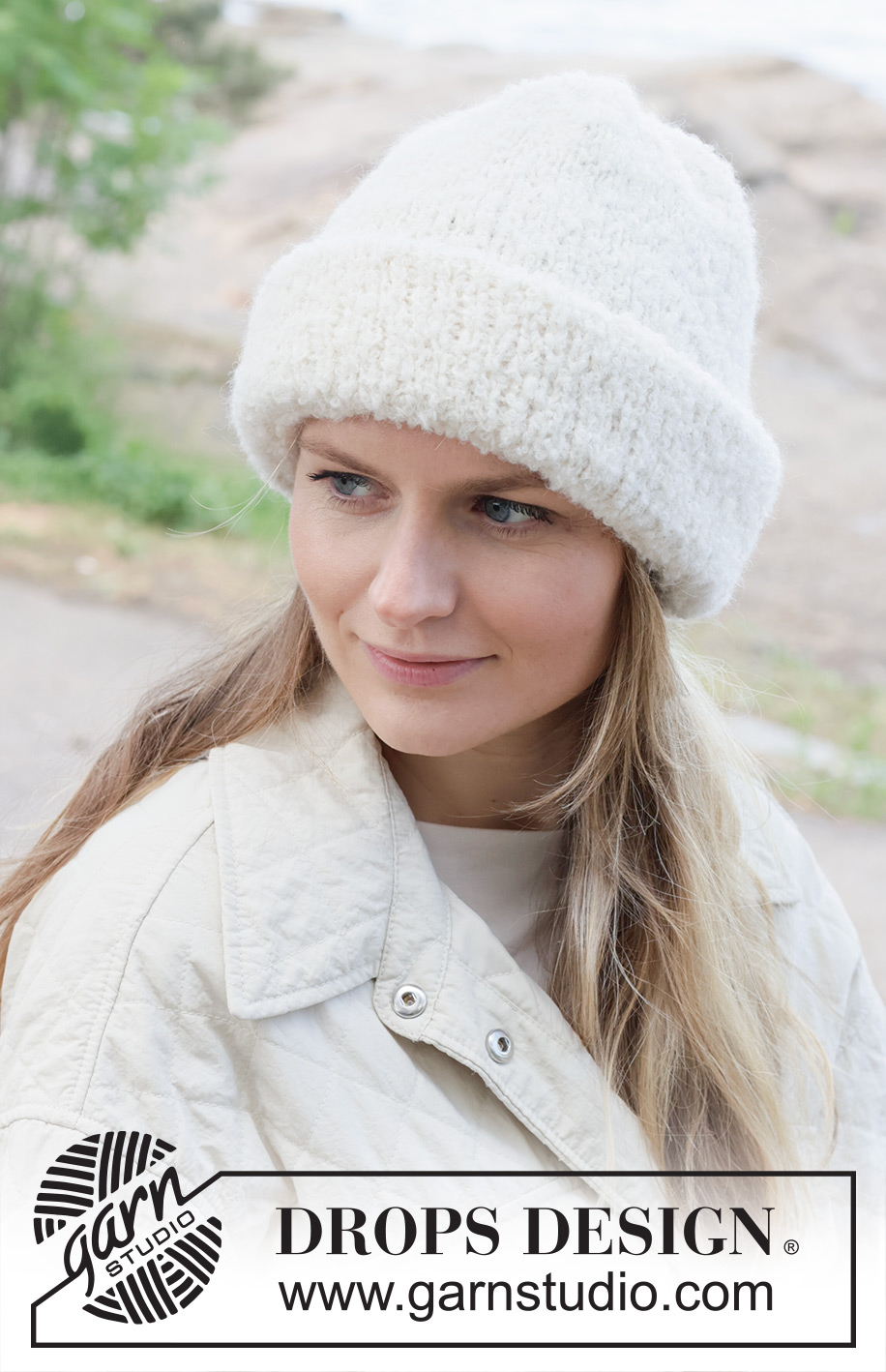 Arctic Whisper Hat / DROPS 253-16 - Čepice pletená zdola nahoru z přízí DROPS Alpaca Bouclé a DROPS Alpaca.