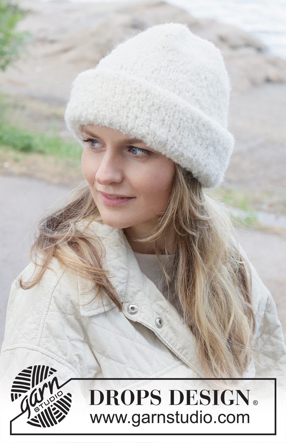 Arctic Whisper Hat / DROPS 253-16 - Čepice pletená zdola nahoru z přízí DROPS Alpaca Bouclé a DROPS Alpaca.