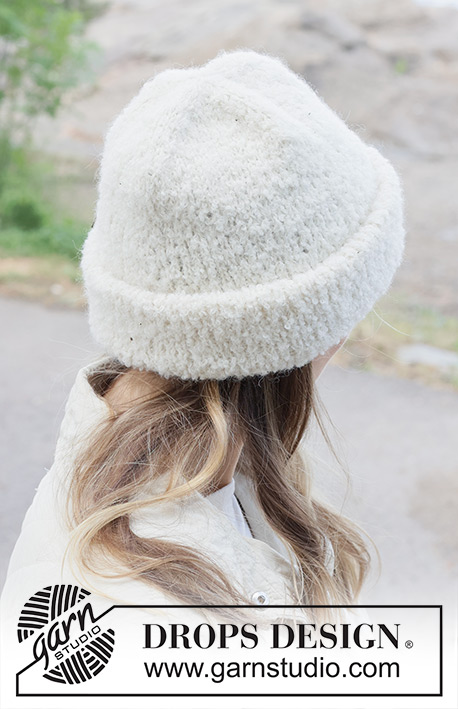 Arctic Whisper Hat / DROPS 253-16 - Čepice pletená zdola nahoru z přízí DROPS Alpaca Bouclé a DROPS Alpaca.