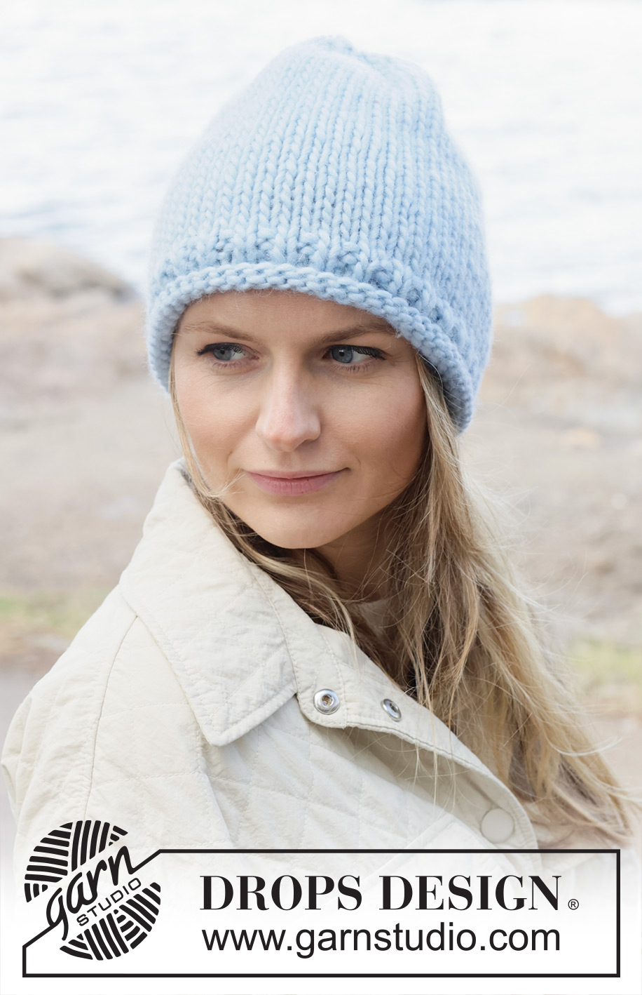 Arctic Sky Hat / DROPS 253-19 - Gorro a punto en DROPS Snow. La labor está realizada de abajo arriba con borde enrollado.