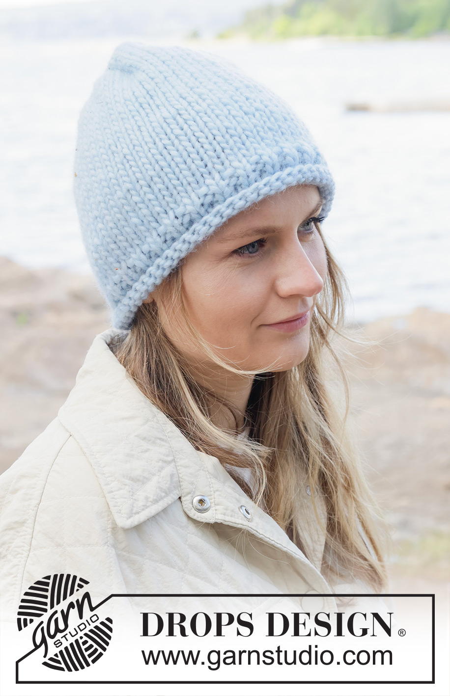 Arctic Sky Hat / DROPS 253-19 - Gorro a punto en DROPS Snow. La labor está realizada de abajo arriba con borde enrollado.