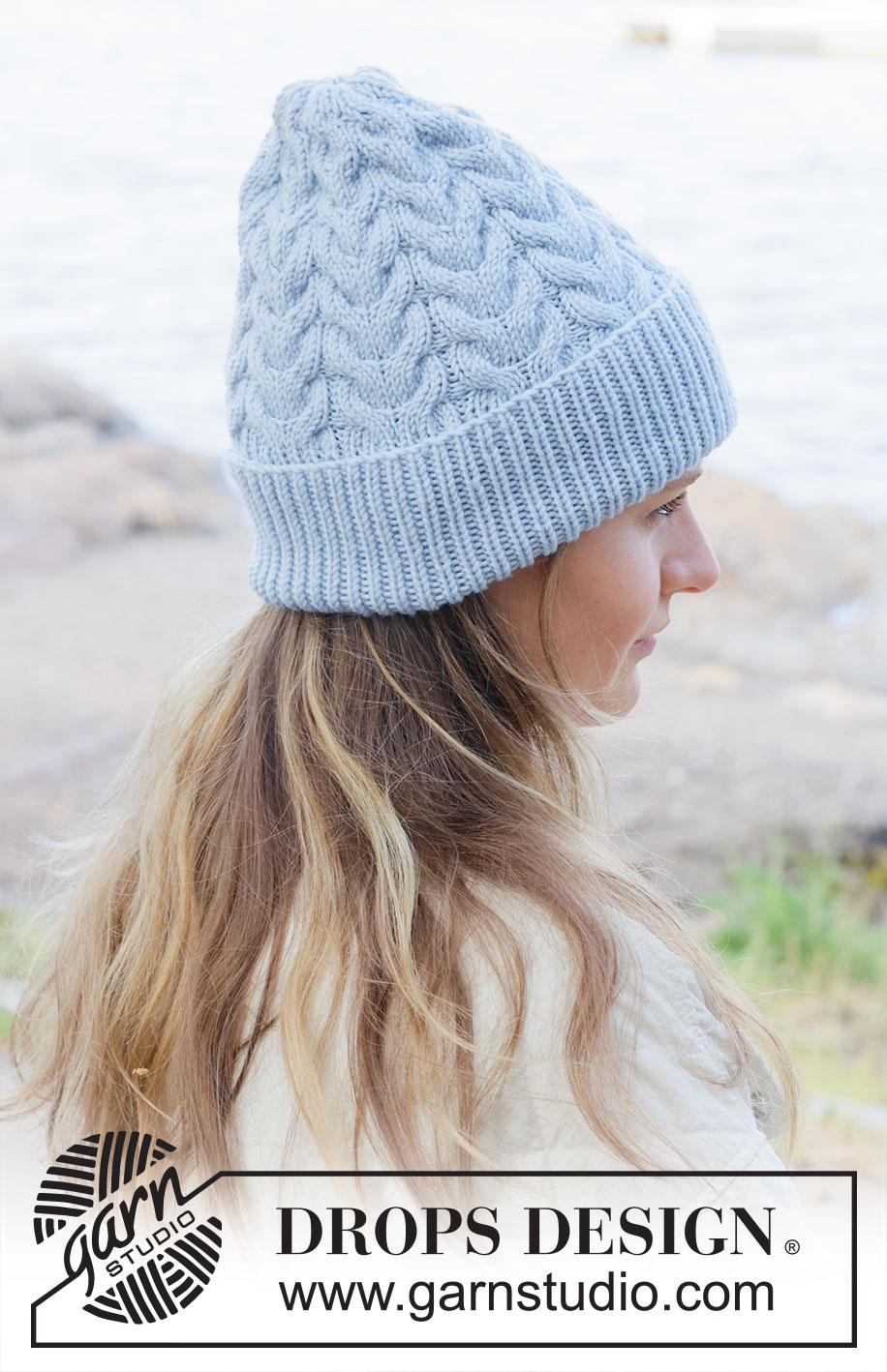 Frosted Bloom Hat / DROPS 253-2 - Strikket hue i DROPS Merino Extra Fine. Arbejdet strikkes oppefra og ned med snoninger.