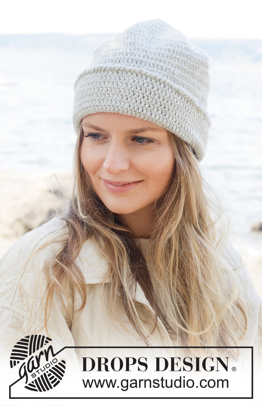 Moonlit Snow Hat / DROPS 253-24 - Hæklet hue i DROPS Lima. Arbejdet hækles oppefra og ned med stangmasker og bukkekant med krebsemasker.