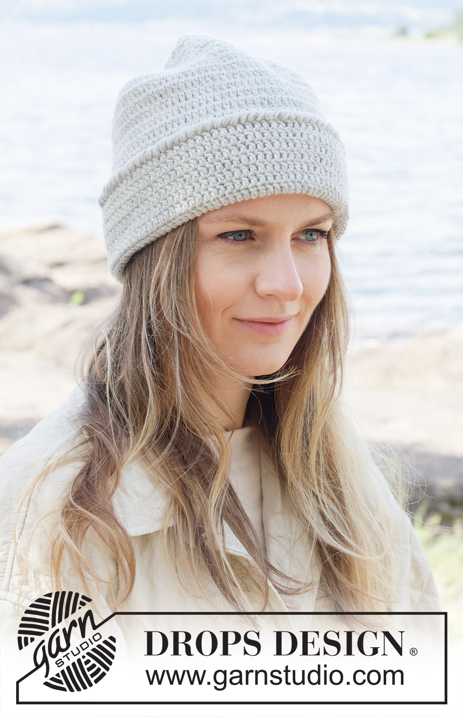 Moonlit Snow Hat / DROPS 253-24 - Hæklet hue i DROPS Lima. Arbejdet hækles oppefra og ned med stangmasker og bukkekant med krebsemasker.
