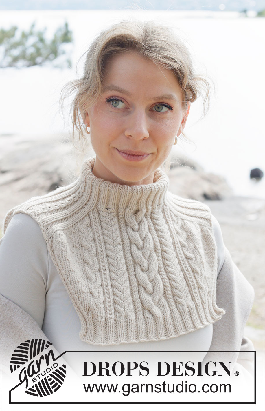 Irish Mist Neck Warmer / DROPS 253-25 - Knitted neck-warmer in DROPS Daisy or DROPS Karisma. The piece is worked top down with saddle shoulders, cables and relief-pattern.