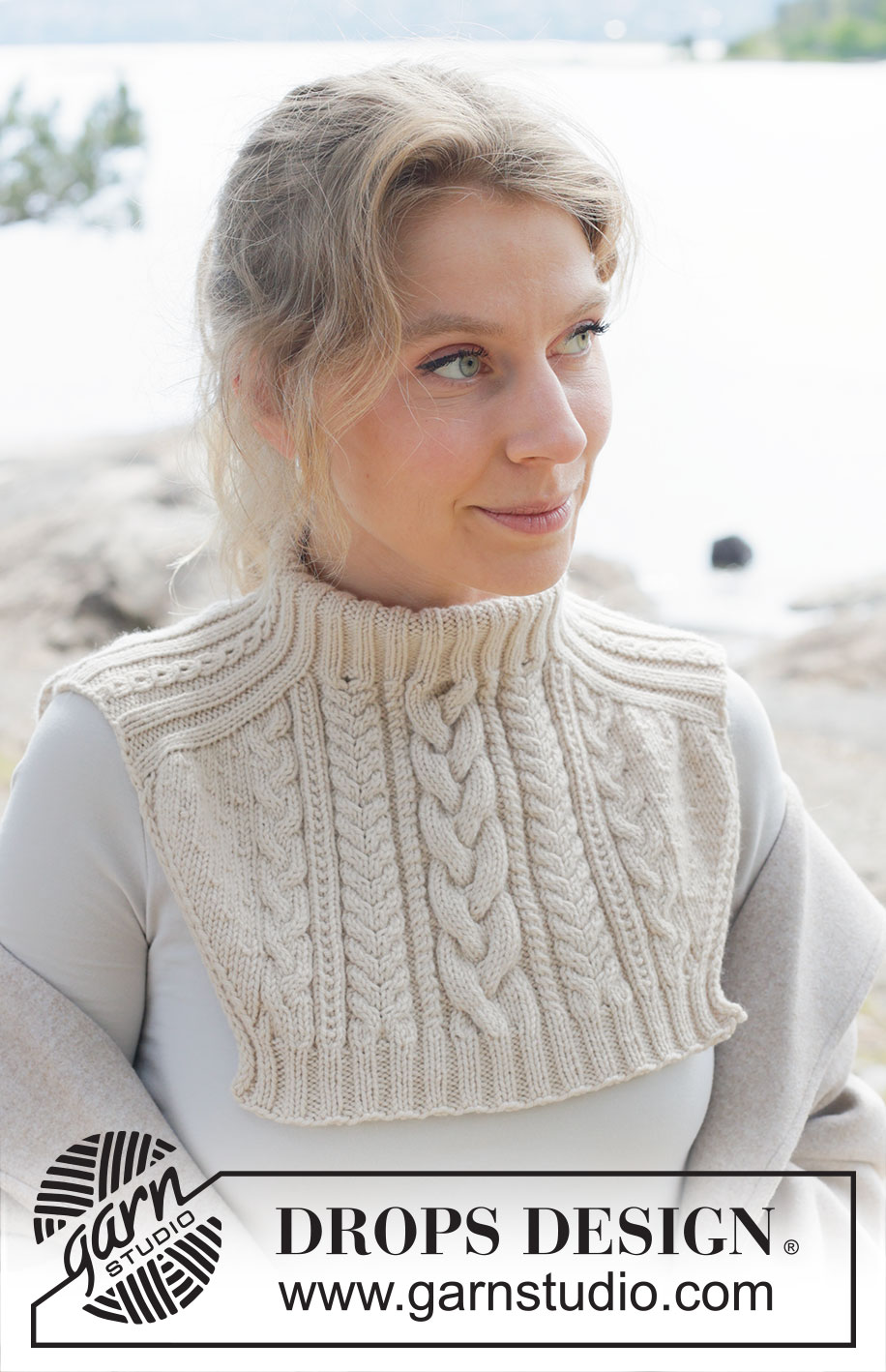 Irish Mist Neck Warmer / DROPS 253-25 - Knitted neck-warmer in DROPS Daisy or DROPS Karisma. The piece is worked top down with saddle shoulders, cables and relief-pattern.
