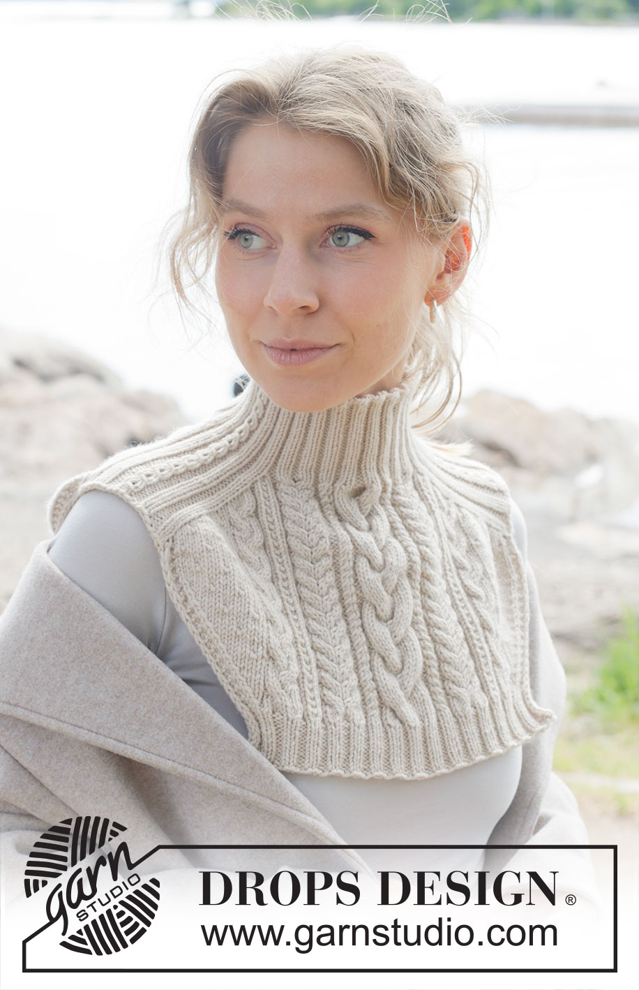 Irish Mist Neck Warmer / DROPS 253-25 - Knitted neck-warmer in DROPS Daisy or DROPS Karisma. The piece is worked top down with saddle shoulders, cables and relief-pattern.