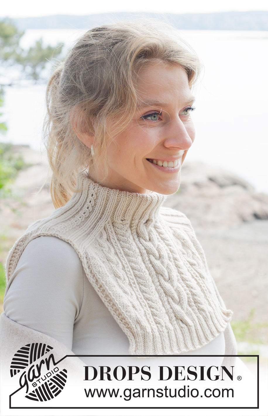 Irish Mist Neck Warmer / DROPS 253-25 - Knitted neck-warmer in DROPS Daisy or DROPS Karisma. The piece is worked top down with saddle shoulders, cables and relief-pattern.