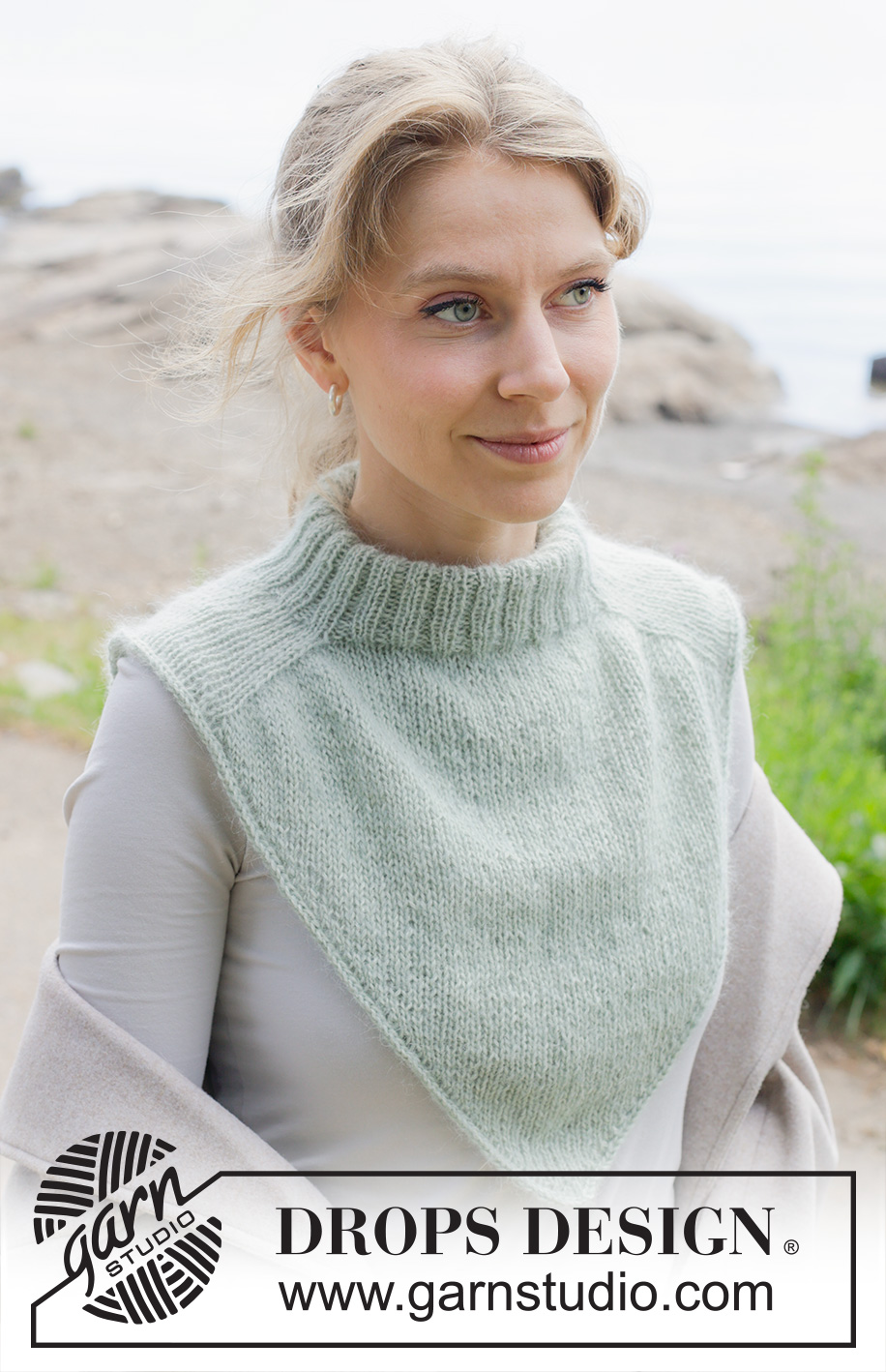 Peppermint Dream / DROPS 253-26 - Knitted neck warmer in DROPS Alpaca and DROPS Kid-Silk. Piece is knitted top down with saddle shoulders and i-cord.