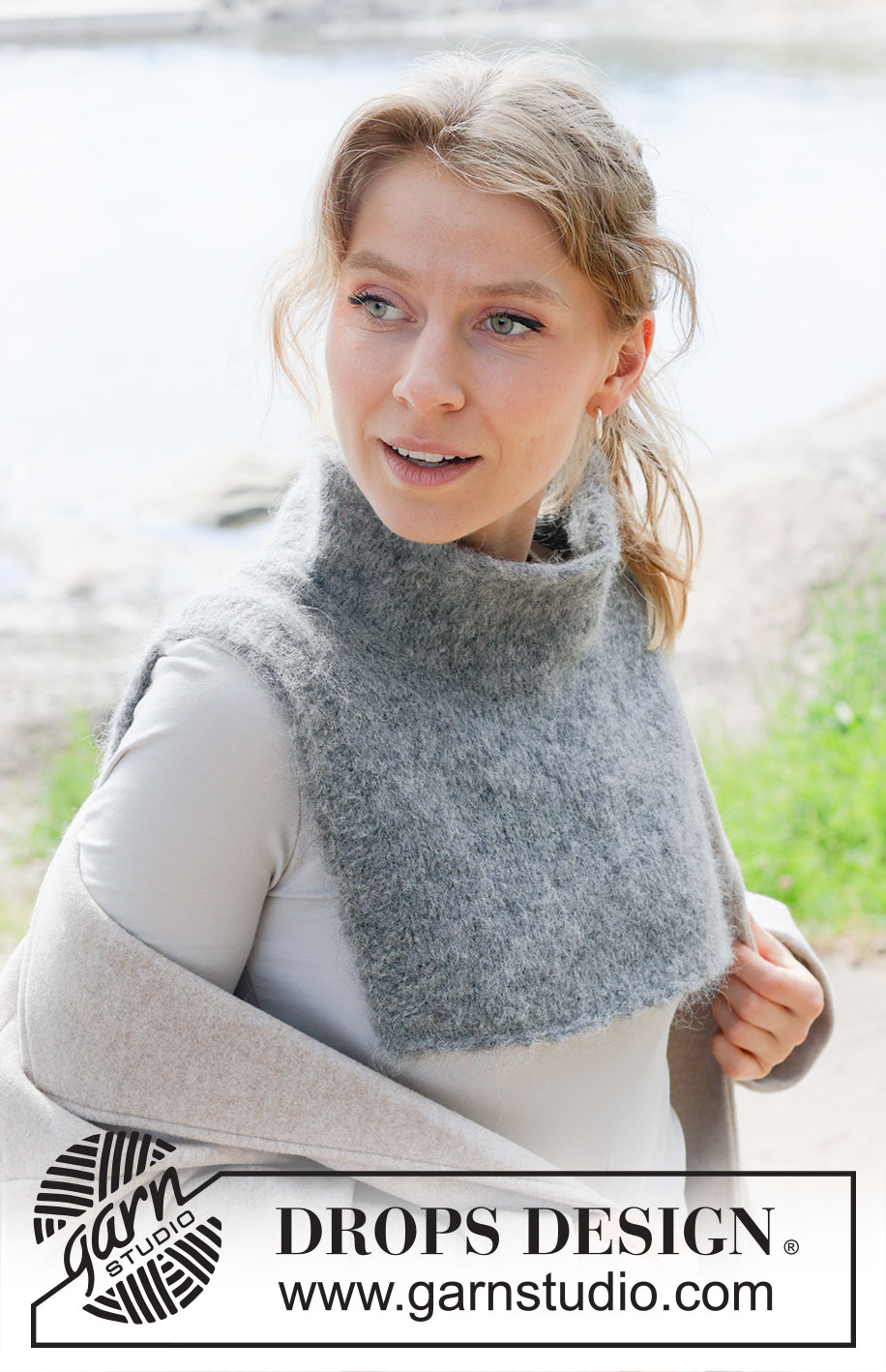 Moonlit Tide Neck Warmer / DROPS 253-27 - Stickad Halsvärmare i 1 tråd DROPS Melody eller 2 trådar DROPS Brushed Alpaca Silk. Arbetet stickas uppifrån och ner med europeisk / sned axel, slätstickning och rullkant.