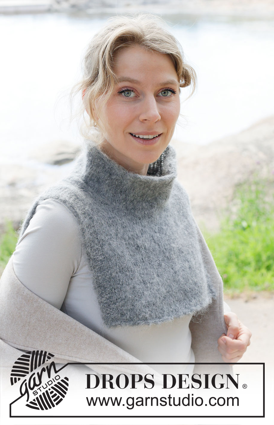 Moonlit Tide Neck Warmer / DROPS 253-27 - Stickad Halsvärmare i 1 tråd DROPS Melody eller 2 trådar DROPS Brushed Alpaca Silk. Arbetet stickas uppifrån och ner med europeisk / sned axel, slätstickning och rullkant.