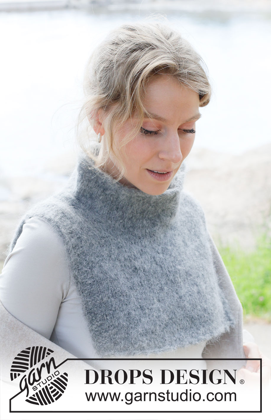 Moonlit Tide Neck Warmer / DROPS 253-27 - Stickad Halsvärmare i 1 tråd DROPS Melody eller 2 trådar DROPS Brushed Alpaca Silk. Arbetet stickas uppifrån och ner med europeisk / sned axel, slätstickning och rullkant.