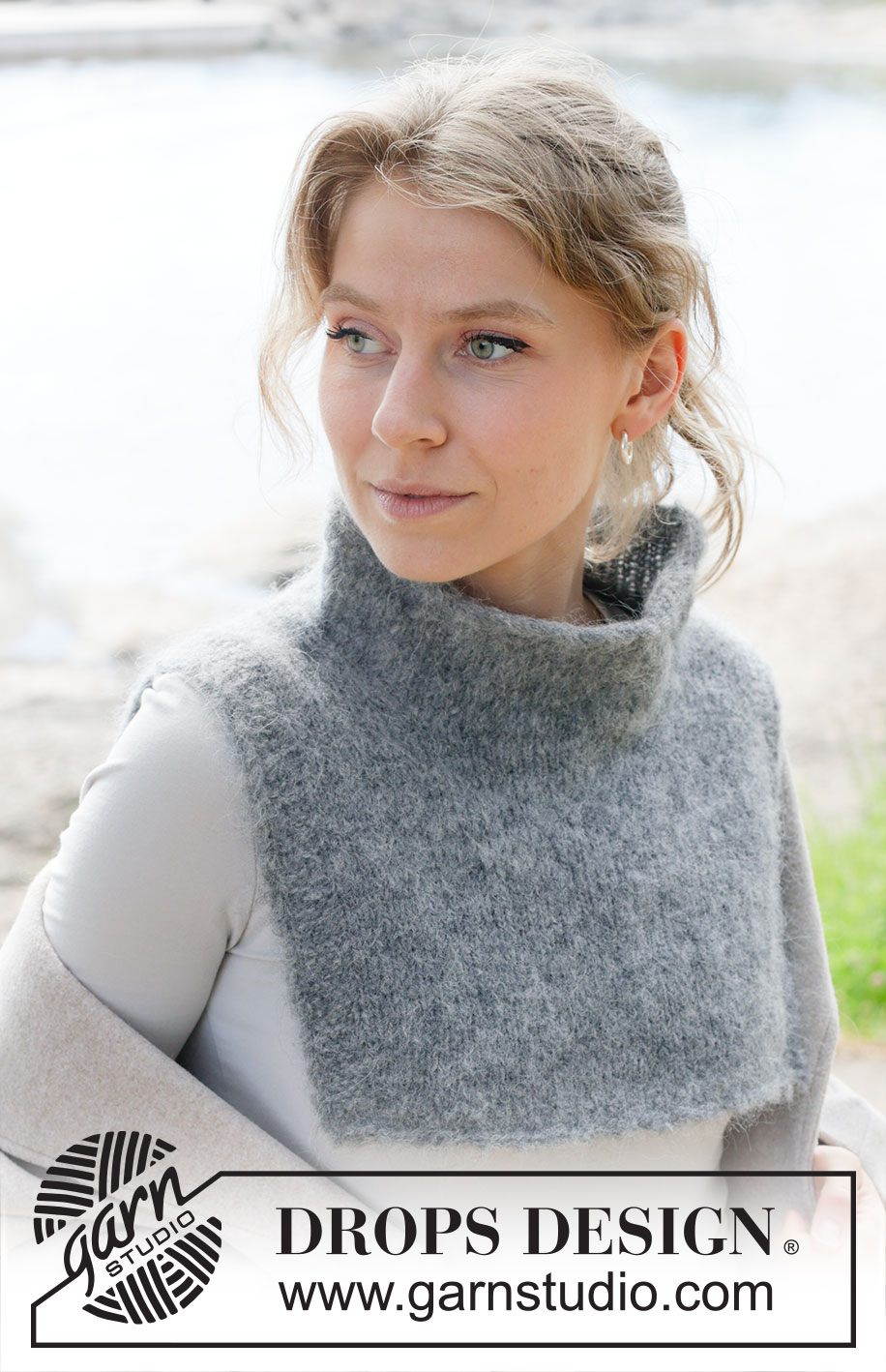 Moonlit Tide Neck Warmer / DROPS 253-27 - Stickad Halsvärmare i 1 tråd DROPS Melody eller 2 trådar DROPS Brushed Alpaca Silk. Arbetet stickas uppifrån och ner med europeisk / sned axel, slätstickning och rullkant.