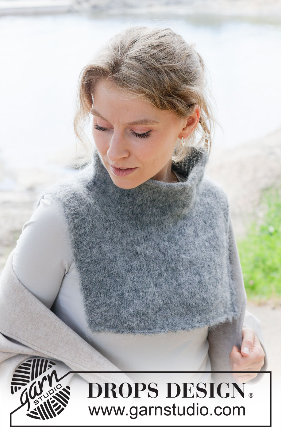 Moonlit Tide Neck Warmer / DROPS 253-27 - Stickad Halsvärmare i 1 tråd DROPS Melody eller 2 trådar DROPS Brushed Alpaca Silk. Arbetet stickas uppifrån och ner med europeisk / sned axel, slätstickning och rullkant.