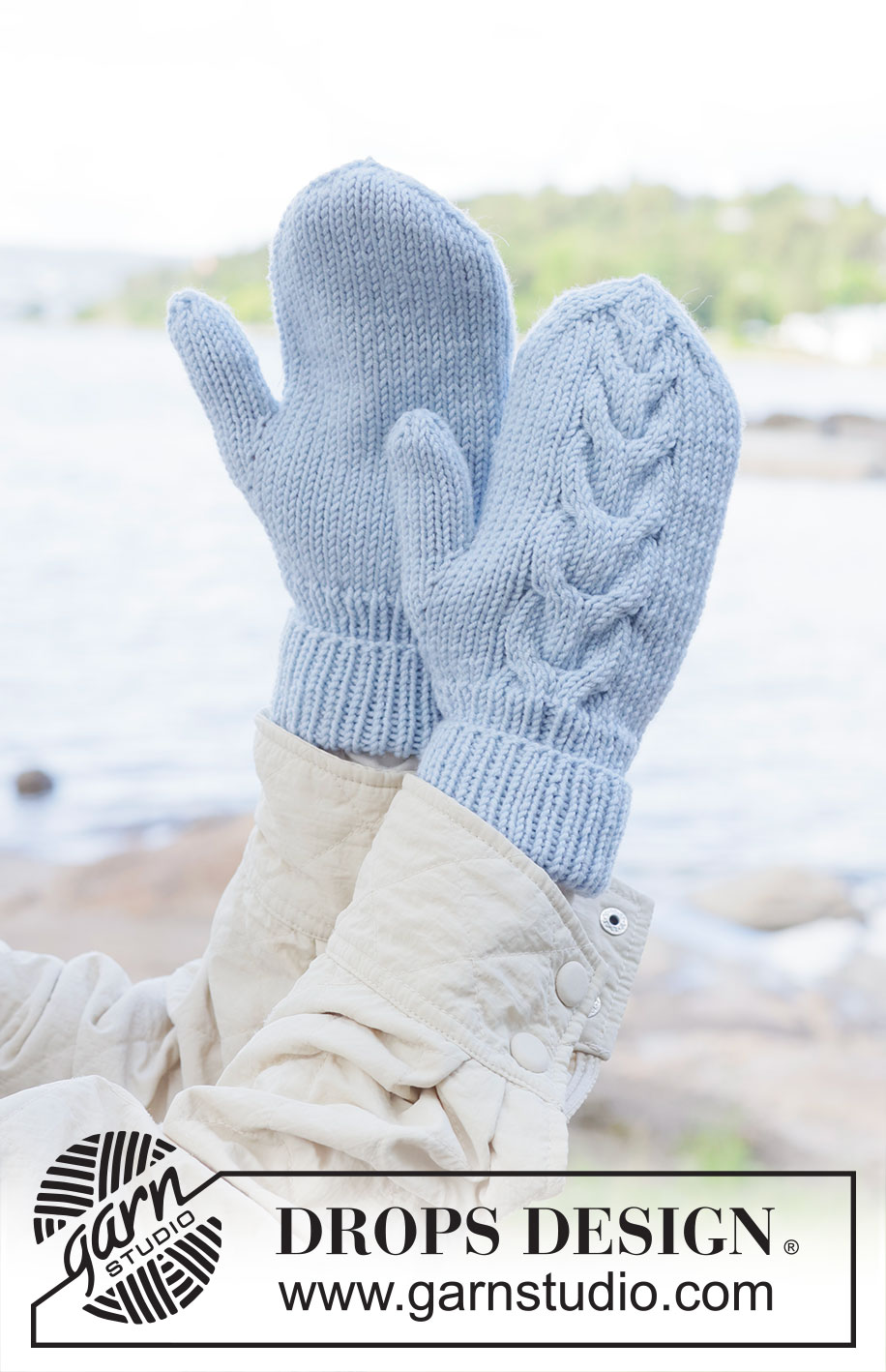 Frosted Bloom Mittens / DROPS 253-3 - Rękawiczki na drutach z włóczki DROPS Merino Extra Fine. Przerabiane od dołu do góry, z warkoczami.