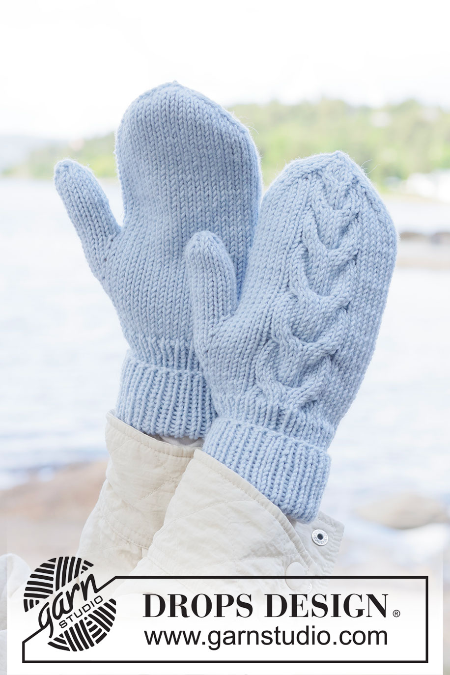 Frosted Bloom Mittens / DROPS 253-3 - Rękawiczki na drutach z włóczki DROPS Merino Extra Fine. Przerabiane od dołu do góry, z warkoczami.