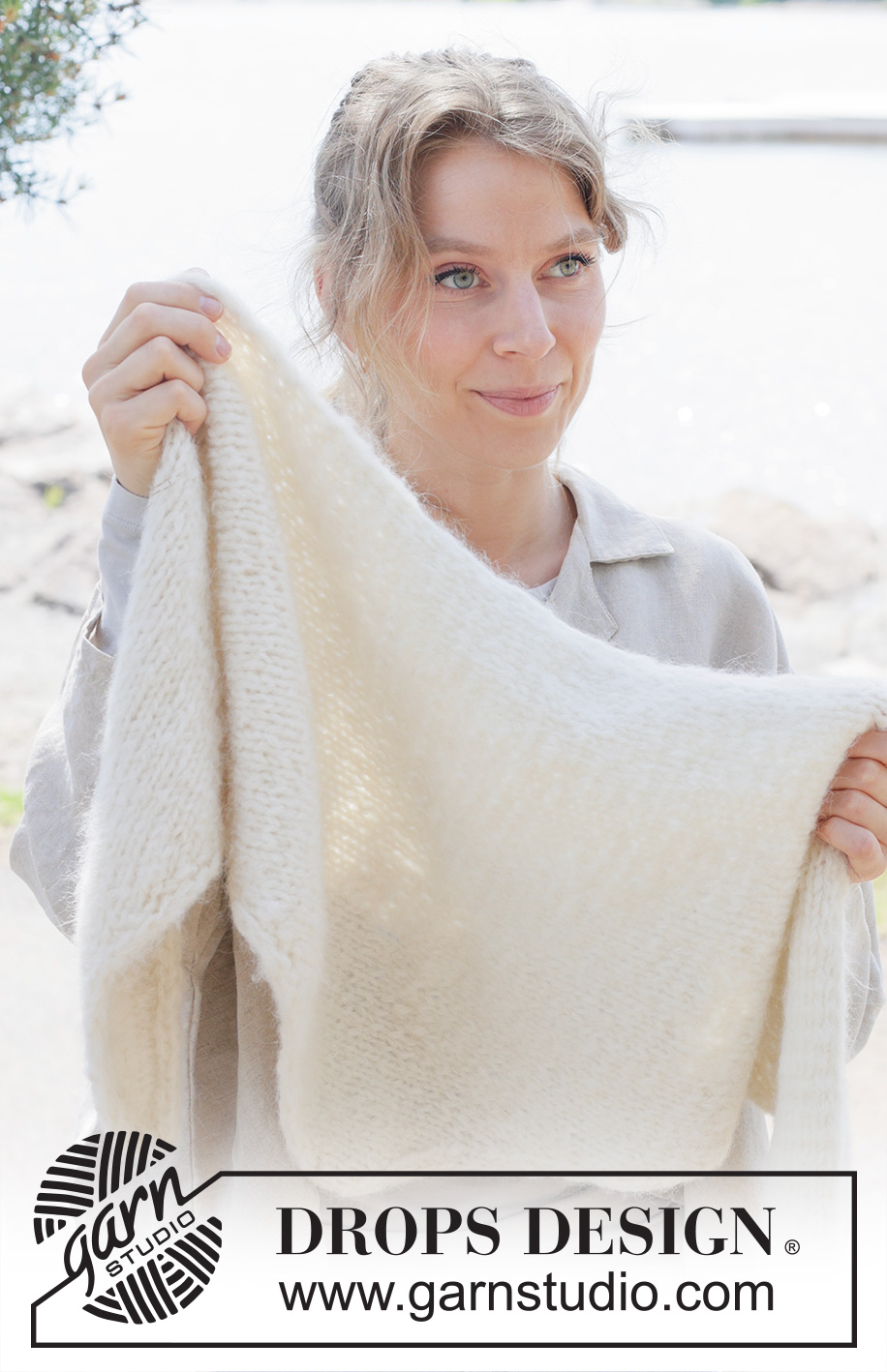 Frosted Forest Shawl / DROPS 253-30 - Scialle lavorato ai ferri in 2 capi di DROPS Melody. Lavorato da lato a lato a maglia rasata con I-cord.